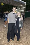 Par står arm i arm på SMUK Festival dag 2 2026 under en oplyst overdækning.