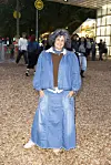 Person i denimtøj står på træflis på festivalpladsen ved SMUK Festival dag 2 2026.