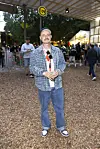 Mand står ved indgangen til SMUK Festival dag 2 2026 omgivet af andre festivalgæster.