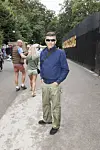 Mand med solbriller står på sti ved Smuk Festival dag 2 2026 med gæster i baggrunden.