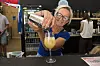 Smilende bartender blander drink i bar på Smukfest 2026 dag 1