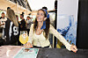 Bartender ved disk med gul drink foran sig under Smuk Festival dag 2 2026.