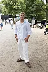 Mand står på sti omgivet af træer og festivalgæster på SMUK festival dag 4 2026.