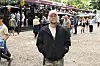 Mand i sort jakke står på grusplads blandt festivalgæster på Smukfest dag 3 2026.