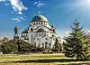 Saint Sava-katedralen og Karadjordje-monumentet omgivet af park i solskin i Beograd.
