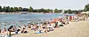 Tæt pakket badestrand ved Ada Ciganlija-søen i Beograd på en solrig sommerdag.