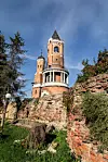Gardos-tårnet i Zemun rejser sig over en gammel murstensmur og grønt græs