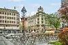 Udendørs caféområde og historiske bygninger langs Knez Mihailova i Belgrade