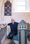 – Da jeg kom ind
i Ågerup Kirke,
kunne jeg mærke, at jeg havde
været her før. Det
var faktisk en af
kirkegængerne,
som gjorde mig
opmærksom på,
at nogle af indendørsscenerne i kirken i ”Strisser på
Samsø” er optaget
her.