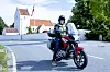 Ågerup Kirke
ligger med
udsigt over
Isefjorden,
og Lars bor
på den anden
side af fjorden
i Kirke Hyllinge. Han tager
enten cykel
eller motorcykel på job.