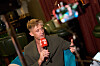 Kevin 'Bro' Andreasen taler i en rød V3 NOVA-mikrofon under pressemøde i lounge.