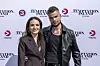 Par foran Temptation Island, TV3 og Viaplay-logoer på rød løber