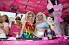 Drag-performere på lyserød vogn med NYX-banner under pride-parade