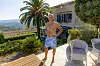 Jakob Kjeldbjerg står på solrig terrasse i Sydfrankrig med udsigt over grønne bakker.