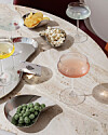 Marmorbord med cocktails i glas og skåle med snacks set ovenfra