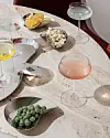 Marmorbord med cocktails i glas og skåle med snacks set ovenfra