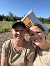 To personer i GLAMPING t-shirts foran et lyst glamping-telt i grønt landskab
