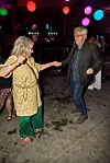 Par danser på et mørkt dansegulv under farvede lamper til sommerfest