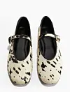 Mary Jane-sko med ko-plet print set oppefra på hvid baggrund