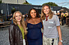 Stephanie Groth, Nadia Coco Bilson, Alberte Pitter står sammen og smiler foran barområde ved Reality Awards Sommerfest 2026.