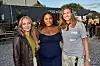 Stephanie Groth, Nadia Coco Bilson, Alberte Pitter står sammen og smiler foran barområde ved Reality Awards Sommerfest 2026.