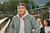 Mand i grøn jakke ved udendørs arrangement til Reality Awards Sommerfest 2026
