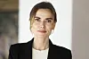Cæcilie B. Johansen i sort blazer i en lys indendørs portrætscene