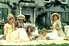 Picnicscene i periodekostumer foran et engelsk landhus under optagelser til Sense and Sensibility.