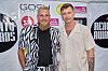 Jonas Tak og hans kammerat står foran fotovæg til Reality Awards' sommerfesten 2026.