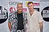 Jonas Tak og hans kammerat står foran fotovæg til Reality Awards' sommerfesten 2026.