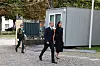 Velklædt par går forbi ceremonivagt og pavillon på brostensbelagt plads