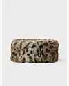 Leopardmønstret pilleæskehat i kunstpels mod lys ensfarvet baggrund.