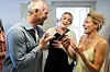 Mark Abildhauge, Julia Sofia Aastrup og Lene Beier taler og ler ved en bogreception indendørs.