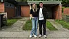 Frederikke og Ulrik står sammen foran et rødt murstenshus med carport.