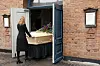 Kisten bæres ind i Frederiksberg Kirke.