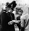 Семья фотографа, снимавшего принца Харальда в 1959 году, узнала, что на снимке рядом с ним стояла будущая королева Соня