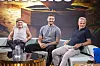 Tre mænd sidder i sofa i tv-studie under Robinson Liveshow på Bremen Teater