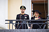 Kong Haakon og dronning Mette-Marit står i mørke sørgeklæder på slottets balkon i Oslo.