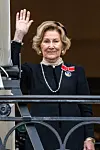 Dronning Sonja i sort på balkon løfter hånden i hilsen under begravelsen i Oslo