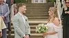 Marcus og Cecilie fra 'Gift ved første blik' står over for hinanden ved en udendørs vielse foran en trappe.