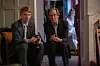 Domhnall Gleeson og Richard Curtis sidder sammen indendørs på filmsettet til 'About Time'.