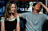 Julie Delpy og Ethan Hawke sidder grinende sammen i en togvogns kupé