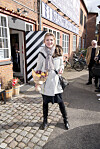 Andrea Vagn Jensen med blomsterbuket foran murstensbygning ved reception