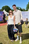 Tina Maria Hansen og Mathias Rokkjær Klitgaard står sammen på græsset ved Flying Superkids 2025.