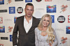 Maria Kronholm og Michael 'Skatter' Sommer poserer foran pressevæg ved Reality Awards 2020.