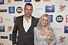 Maria Kronholm og Michael 'Skatter' Sommer poserer foran pressevæg ved Reality Awards 2020.