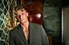Kevin 'Bro' Andreasen står foran en mosaikvæg ved pressemøde for Prime Video-serien.