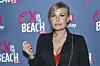 Kvinde foran blå væg med Ex on the Beach sæson 2-logoer ved premiere.