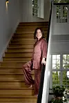Karoline er vokset op i området og elsker at bo blandt
træerne. – Det giver mig
bare en god ro, og jeg har
det virkelig dejligt i skoven.
Jeg synes, det er fantastisk
at følge med i årstiderne.