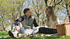 Markus og Cecilie fra 'Gift ved første blik' sidder på picnic-tæppe i park med kurv og mad på en solrig dag